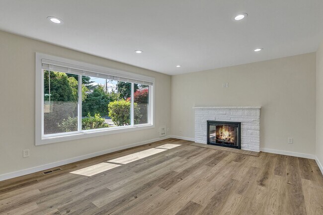 Building Photo - Freshly Remodeled Burien Rambler
