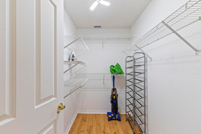 Building Photo - Fully Furnished Long Term Rental