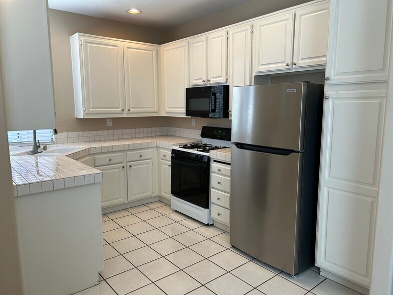 Building Photo - 15 Hawaii Dr