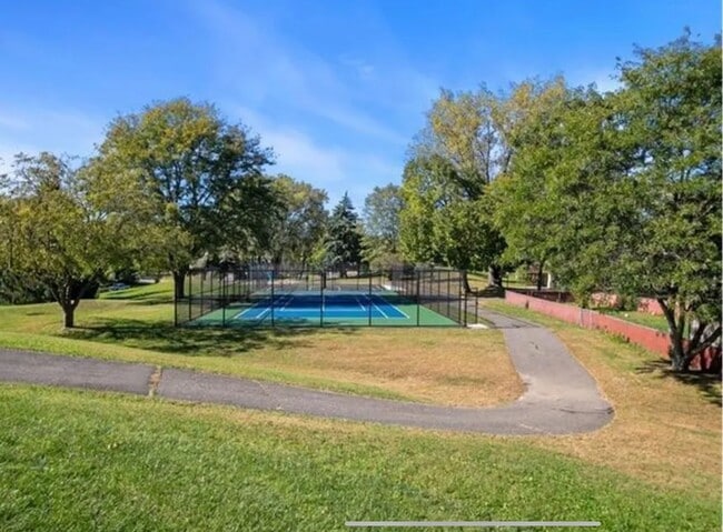 Building Photo - Spacious 3 bedroom home with a large Yard. Come see for yourself!