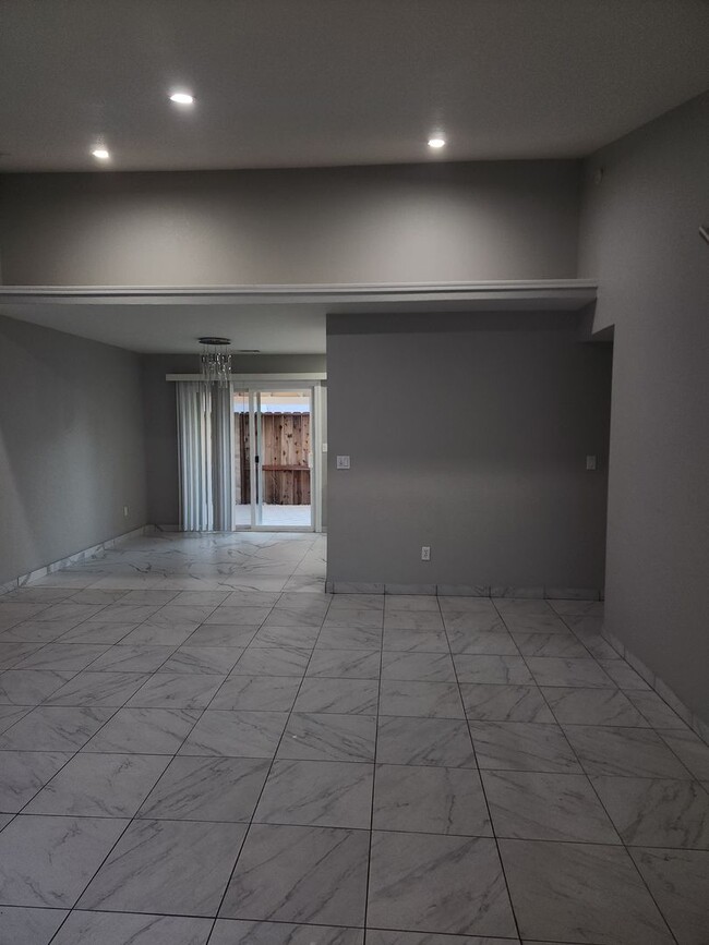 Building Photo - 3 Bedroom 2 Bath in HOA Community with Com...