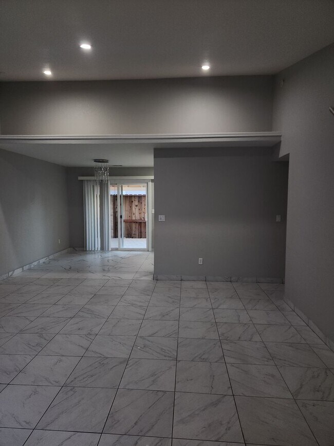 Building Photo - 3 Bedroom 2 Bath in HOA Community with Community Pool- Oxford Place neighborhood! Small Pets Welc...