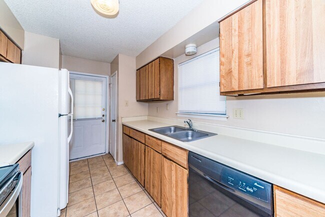 Building Photo - 2-BEDROOM DUPLEX