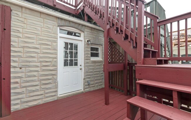 Building Photo - 2 BR 2 BA Townhome with Multi-level Deck