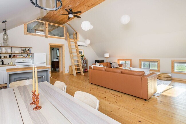 Building Photo - Barn-Style Modern Farmhouse with Mountain Views in Candler — 30 Minutes to Downtown Asheville