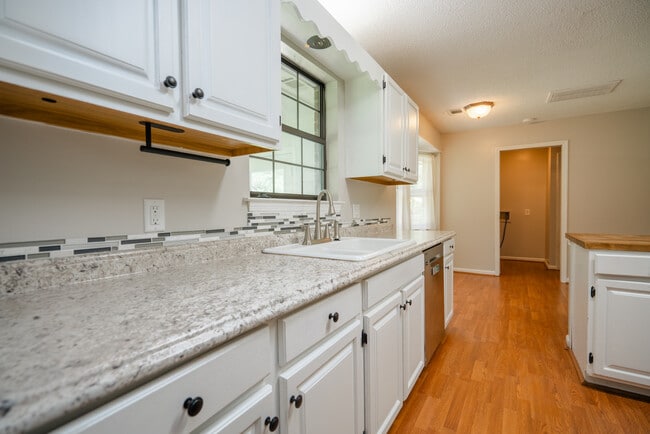 Building Photo - 122 Longleaf Cir