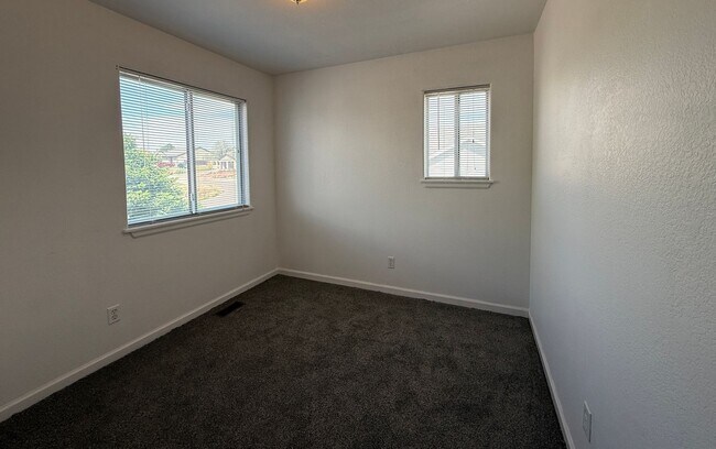 Building Photo - 228-230 W Elbow Dr