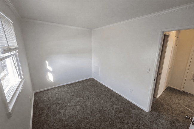 Building Photo - 2430 Mayfair Dr