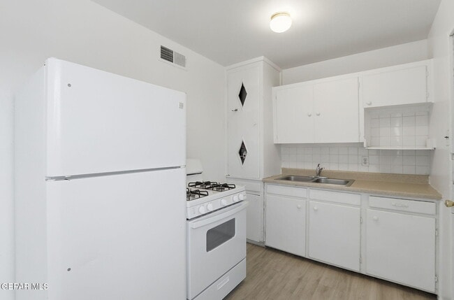 Building Photo - 3912 Kemp Ave