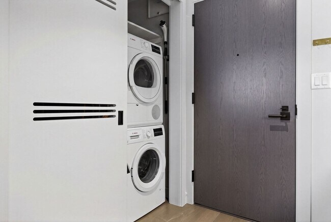 Building Photo - 55 Lagrange St