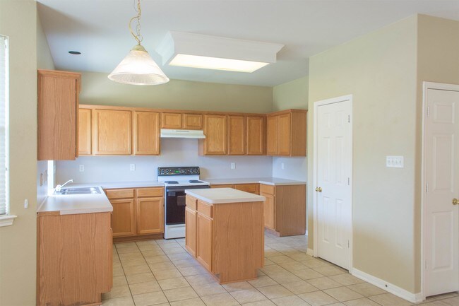 Building Photo - 340 Meadow Park