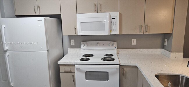 Building Photo - $3,300MONTHLY;862 NE 209TH ST #206 MIAMI, ...