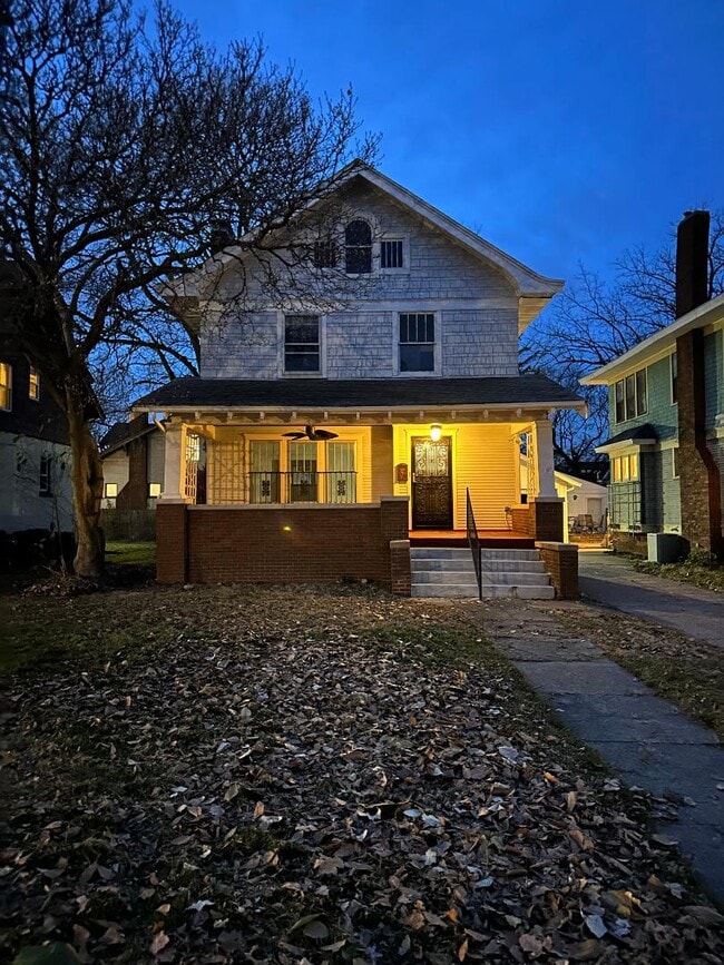 Building Photo - 1105 N Bourland Ave