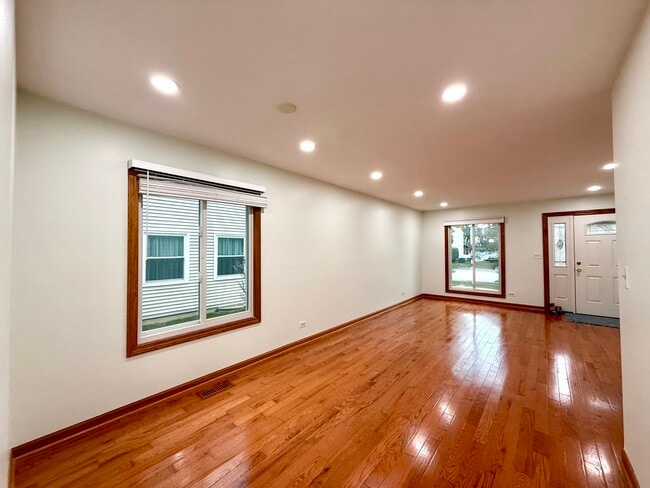 Building Photo - 2449 Carlton Dr