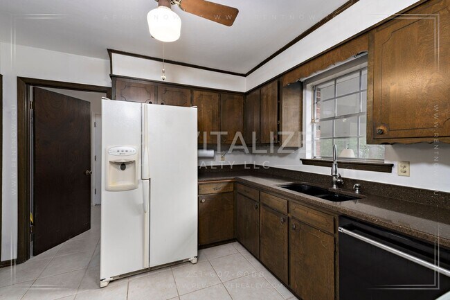 Building Photo - 3/2 Brick Home with Sunroom, Deck, and Car...