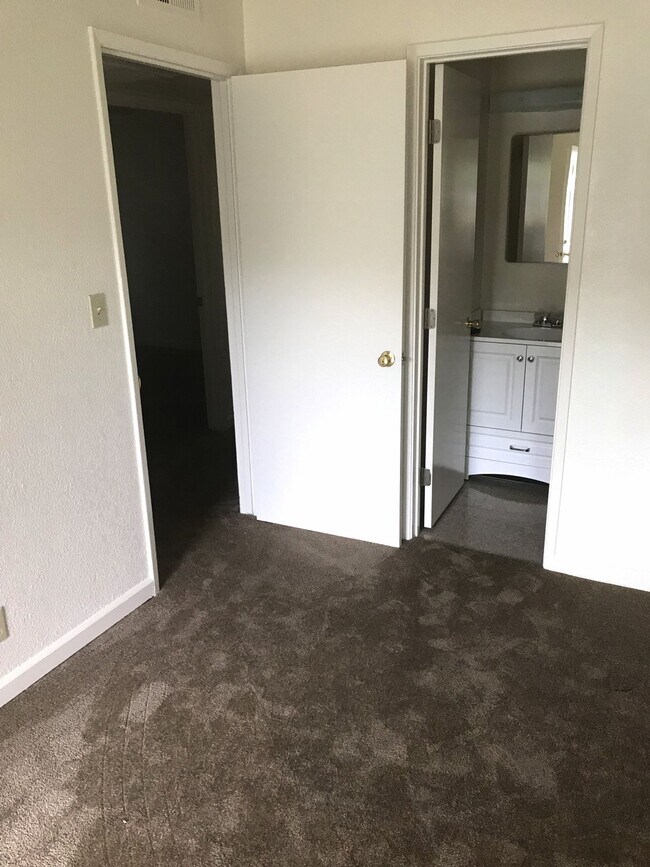 Building Photo - 2 bedroom 1 bathroom unit