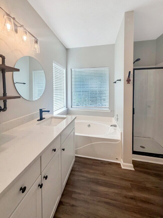 Building Photo - Beautifully Updated 3-Bedroom Home on 1.1 Acres in Gainesville