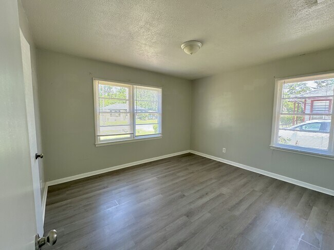 Building Photo - 803 Lausanne Dr
