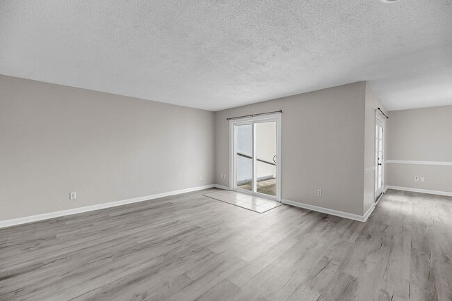 Building Photo - 2 Bedroom, 2.5 Bath Home with Flex Room on...