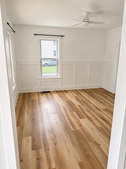 Foyer lookin into living room - 17 Cherry St
