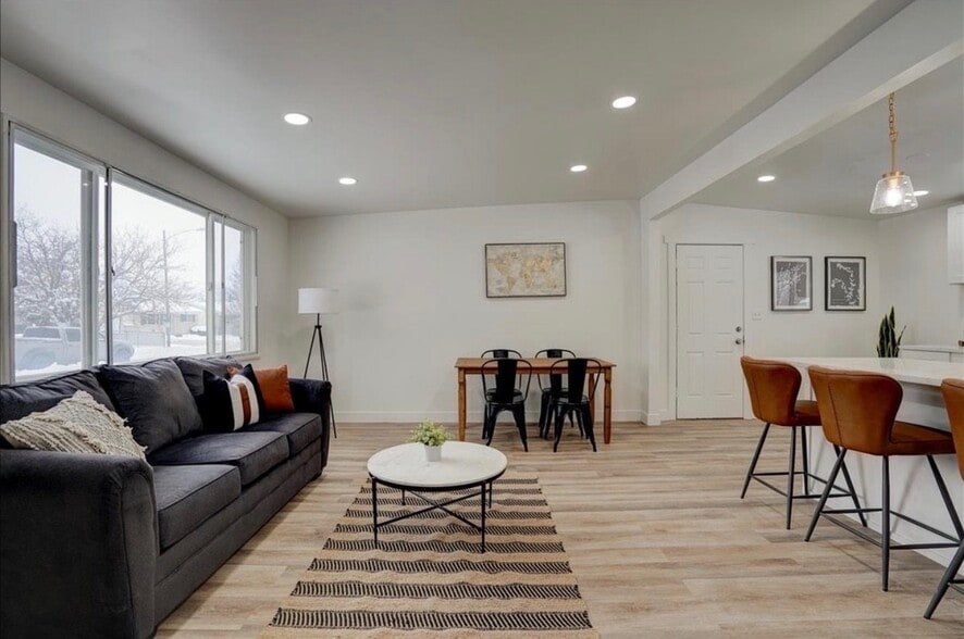 Building Photo - 455 E Mountain View Dr