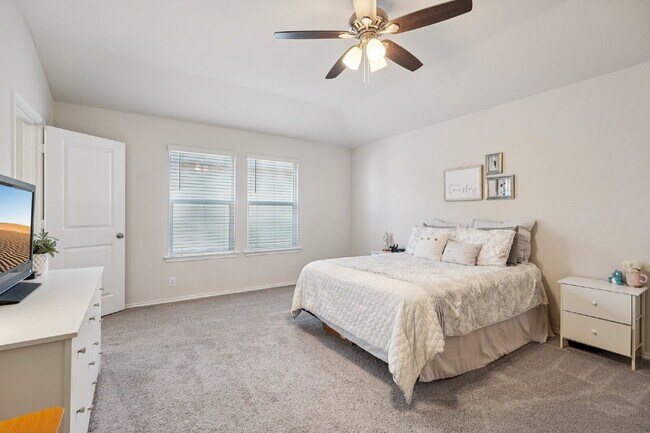 Building Photo - "Rent to Own this Charming 3-Bed Oasis with 18 month lease!*"
