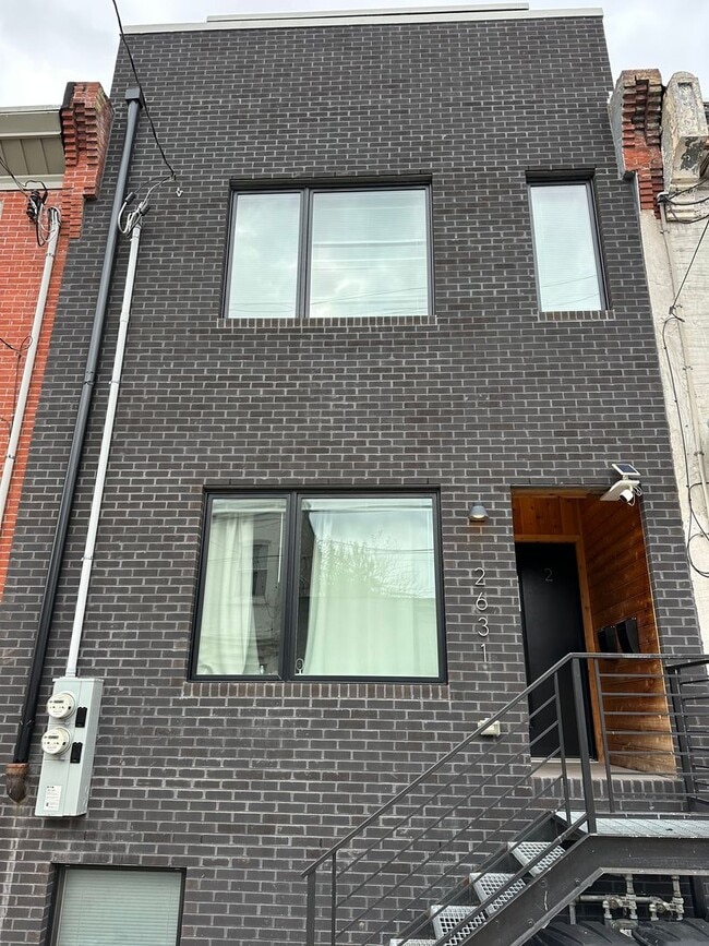 Building Photo - Recently Constructed, Modern 3 Bed / 3 Bath Bi Level Apartment Near Temple — Private Rooftop + Ba...