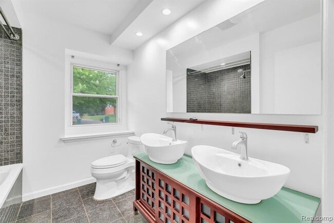 Building Photo - 36939 Heatherton Dr