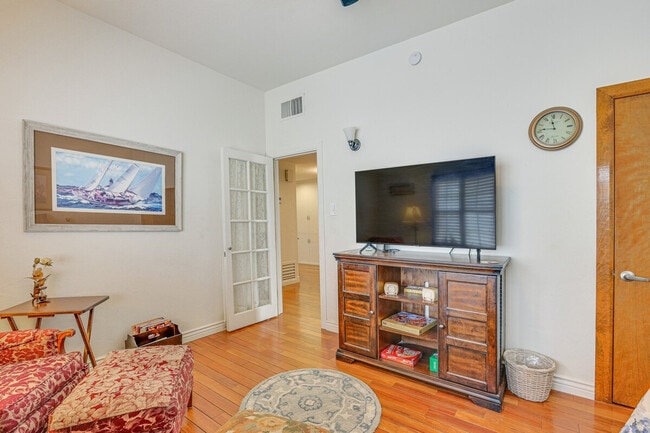 Building Photo - 107 W Windsor Ave