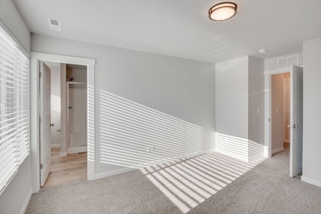Building Photo - This  3 bedroom, 2.5 bathroom modern townhouse is ready for you!