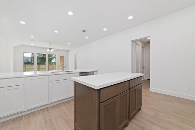 Building Photo - 1434 Girasol St