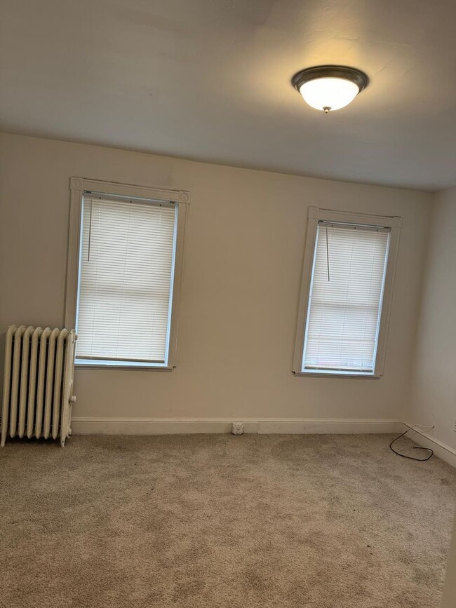 Building Photo - Recently Renovated Three Bed One Bath Read...