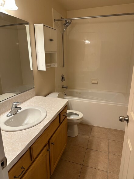 Building Photo - 136 Arlington Way