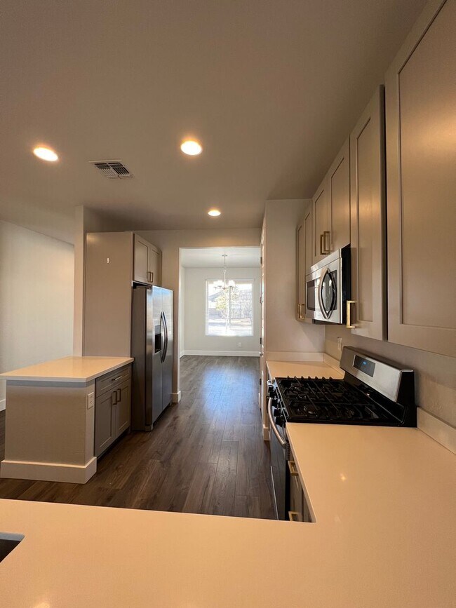 Building Photo - 3 Bedroom + Office in Highlands Ranch, Chi...