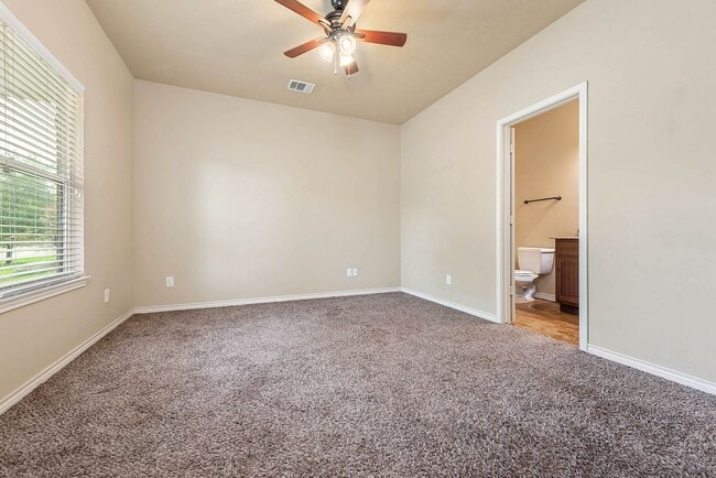 Building Photo - August Pre-Lease!! 4 Bedrooom/4 Bathroom Close to Campus!