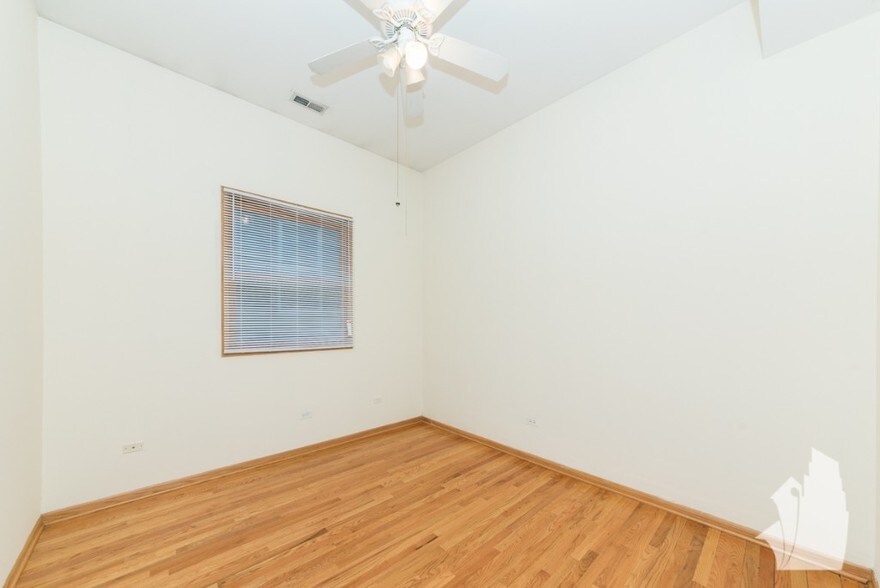 Building Photo - 2539 N Southport Ave