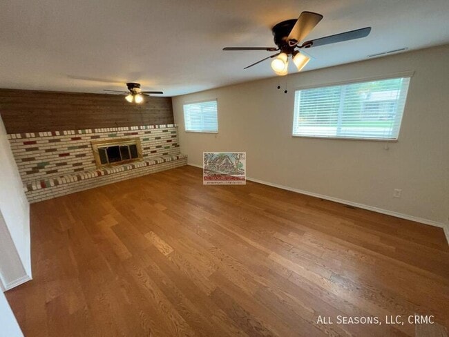 Building Photo - 4715 La Cresta Dr