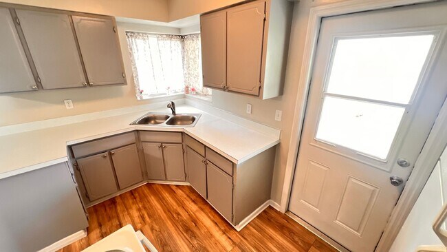 Building Photo - Lovely 2 Bedroom + Bonus Room, 1 Bathroom ...