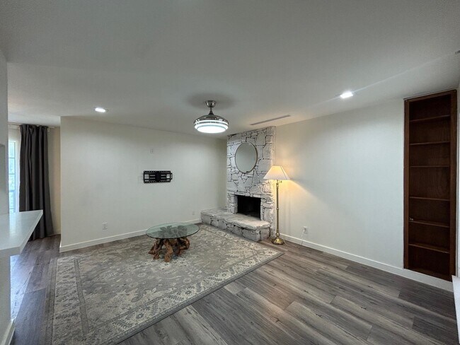 Building Photo - 200 Martingale
