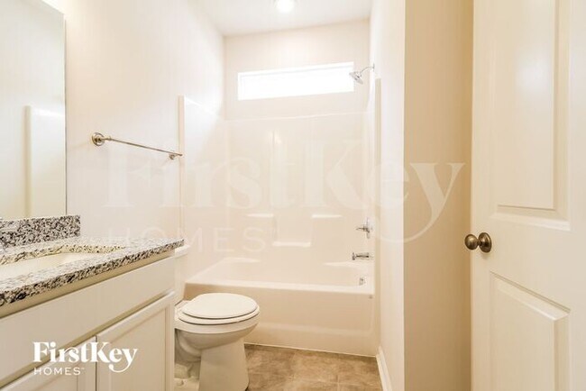 Building Photo - 811 Birchcrest Wy