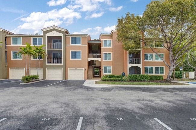 Building Photo - ** RESERVE AT NAPLES ** 3 BED / 2 BATH - TOP FLOOR CONDO - CENTRAL NAPLES - ANNUAL RENTAL
