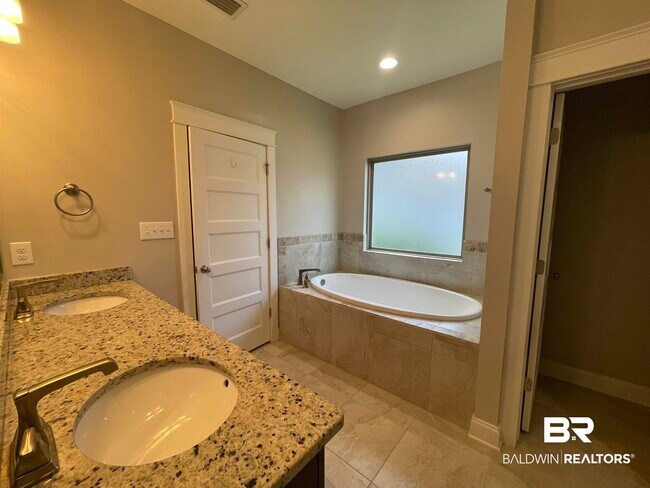Building Photo - 253 Hawthorne Cir