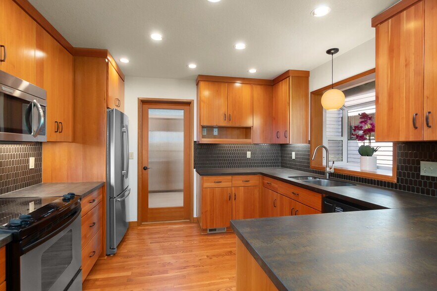Building Photo - 2445 SW Montgomery Dr