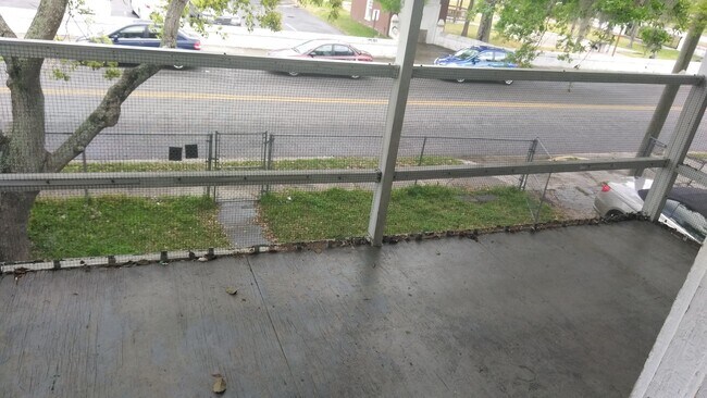 Building Photo - Charming 2-Bedroom Apartment Near Downtown...