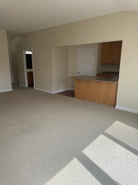 Building Photo - 2407 Oxford Dr SE