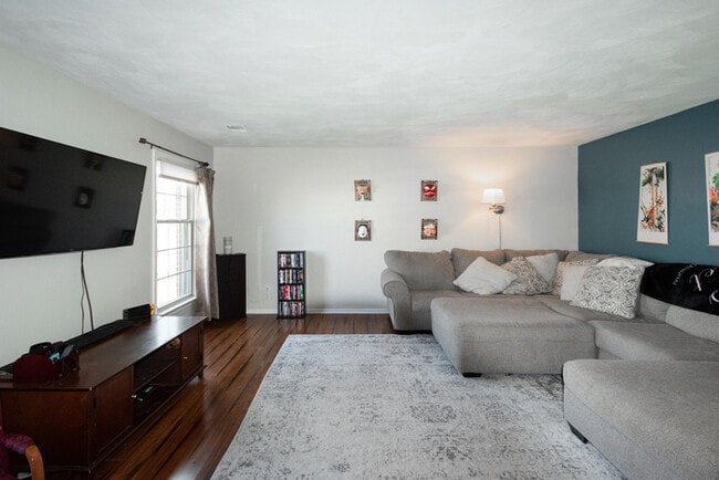 Building Photo - GORGEOUS 5 BEDROOM HOME LOCATED IN SALEM W...