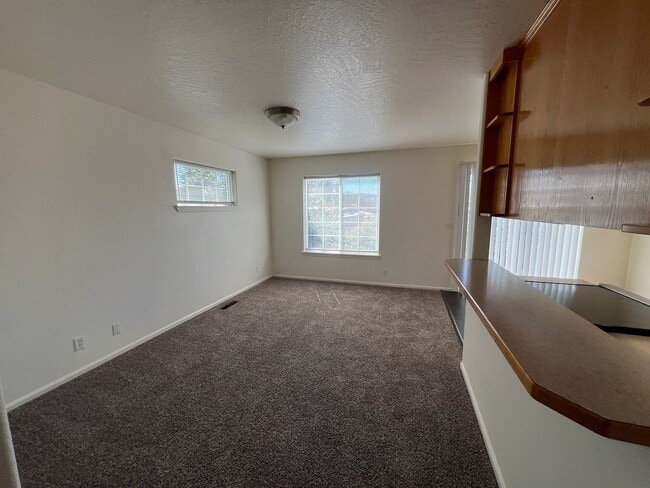 Building Photo - 3 Bedroom 2 Bath Duplex in Springfield on a cul-de-sac