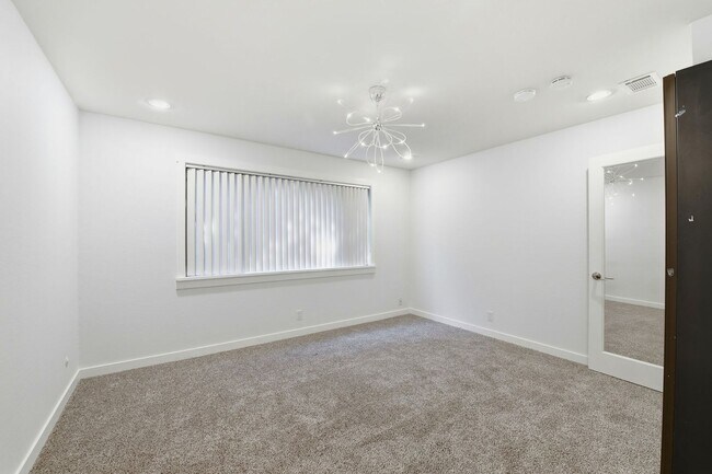 Building Photo - Hidden Gem at Saratoga Creekside – End Unit with Yard