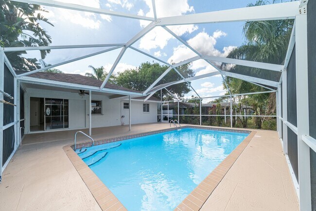 Building Photo - BEAUTIFUL POOL HOUSE NOW AVAILABLE!!! Special Offer! Qualify for a deposit-free option and save o...
