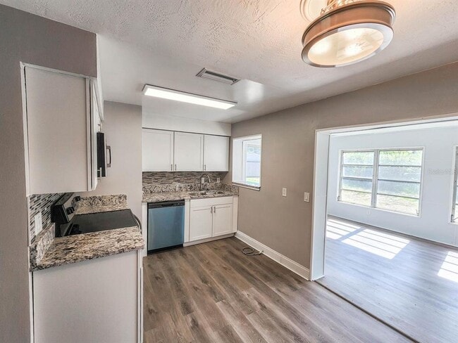 Building Photo - 995 Barclay Dr